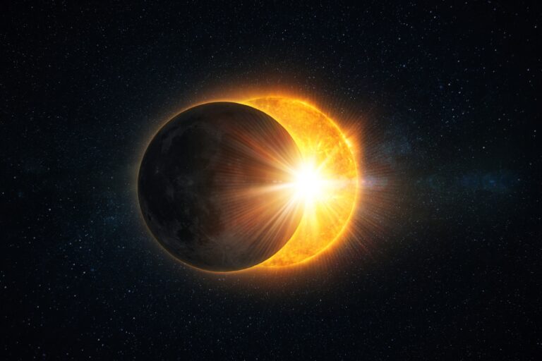 Zaćmienie Słońca, gdzie Księżyc częściowo zasłania jasne Słońce na tle gwiaździstego kosmosu.