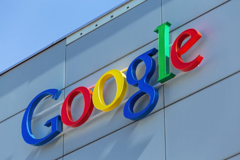 Logo Google w różnych kolorach umieszczone na fasadzie budynku.