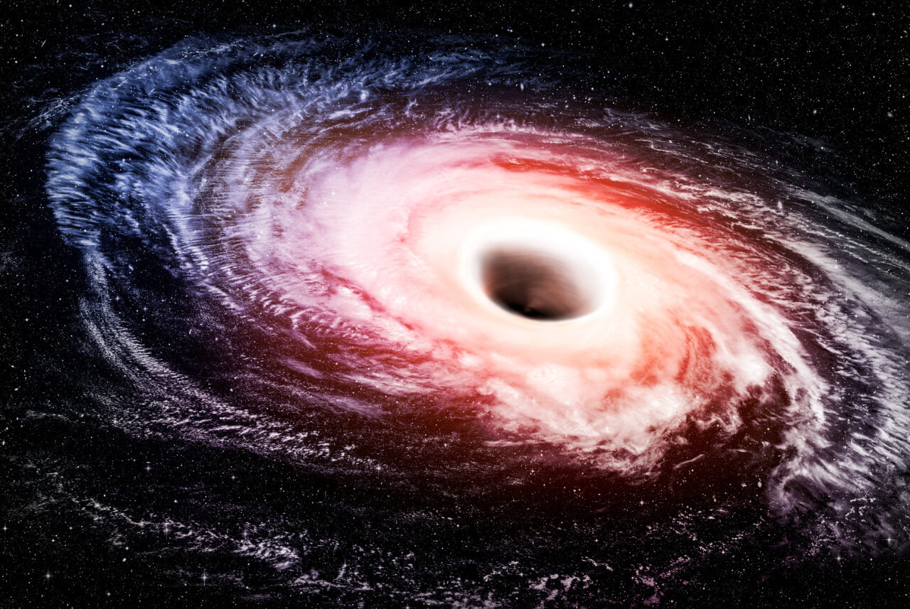 Czarna dziura pożerająca materię w galaktyce, otoczona przez wirujący dysk akrecyjny o różowych i białych odcieniach na tle ciemnej przestrzeni kosmicznej.