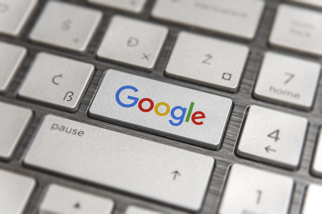 Klawiatura komputerowa z przyciskiem z logo Google w miejscu klawisza "Pause".