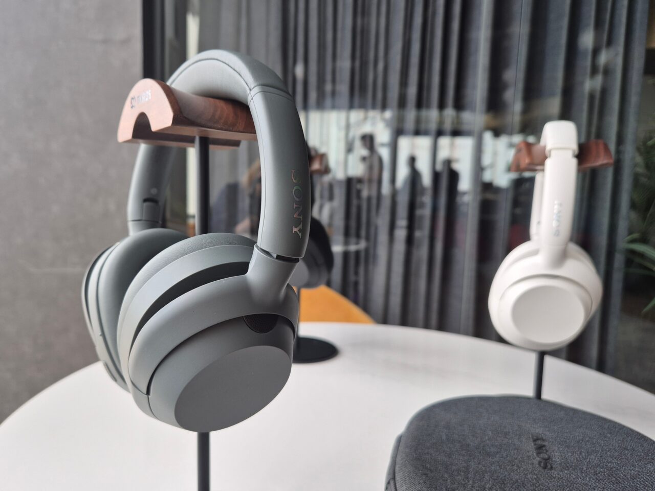 Słuchawki ULT WEAR. Nowe słuchawki bezprzewodowe Sony na stojaku