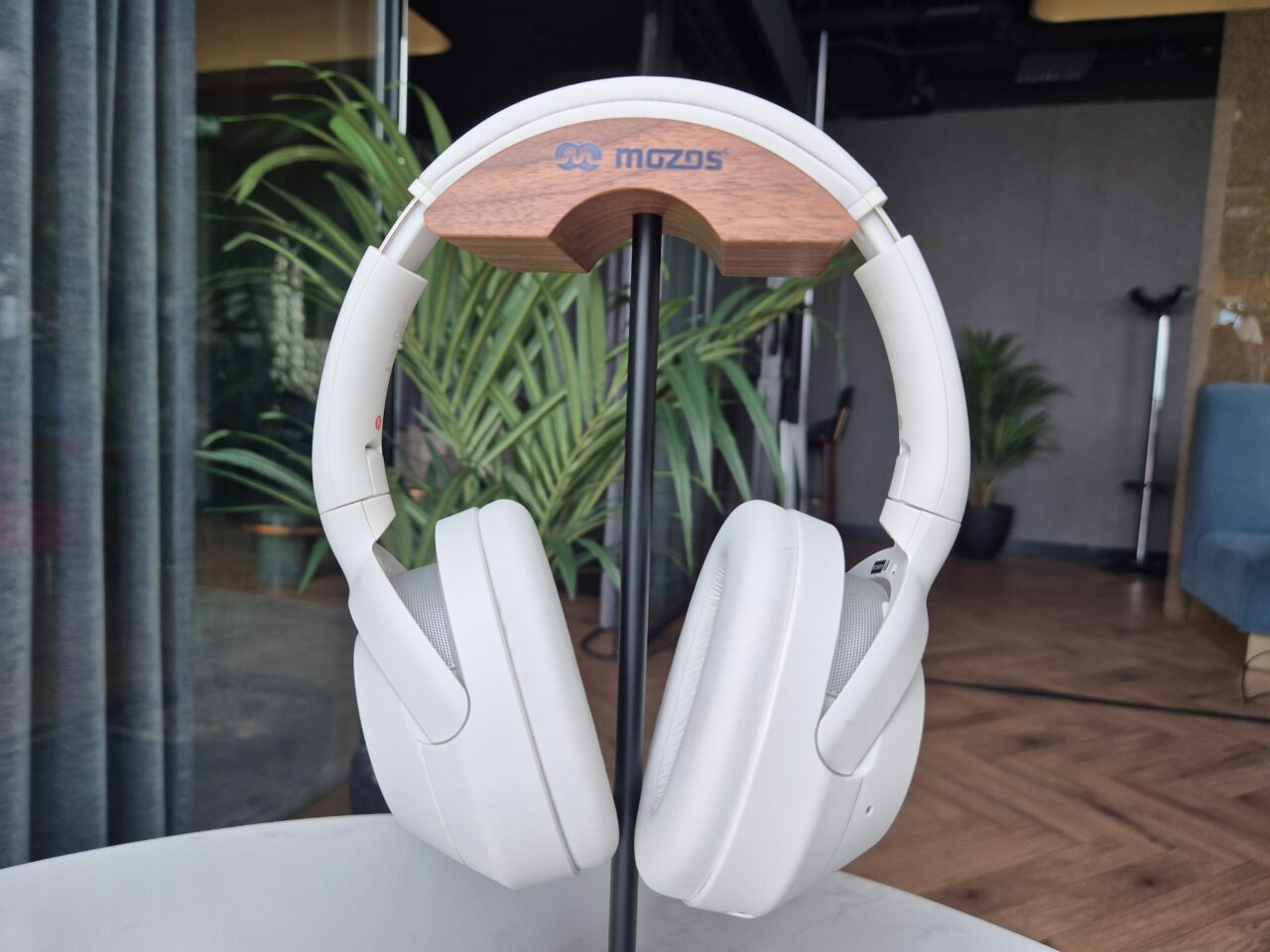Słuchawki ULT WEAR. Nowe słuchawki bezprzewodowe Sony na stojaku