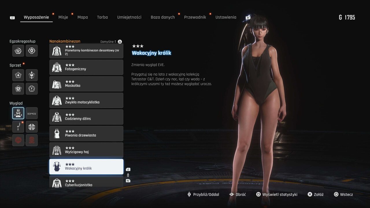 Ekran wyboru stroju postaci w grze wideo Stellar Blade, prezentujący kobiecą postać w czarnym kombinezonie oraz menu opcji ubioru po lewej stronie.