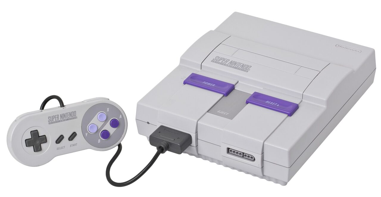 Konsola do gier Super Nintendo Entertainment System z podłączonym kontrolerem.