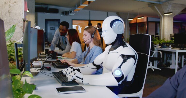Robot humanoid pracuje w biurze obok ludzkich pracowników. Tak AI ich zastąpi