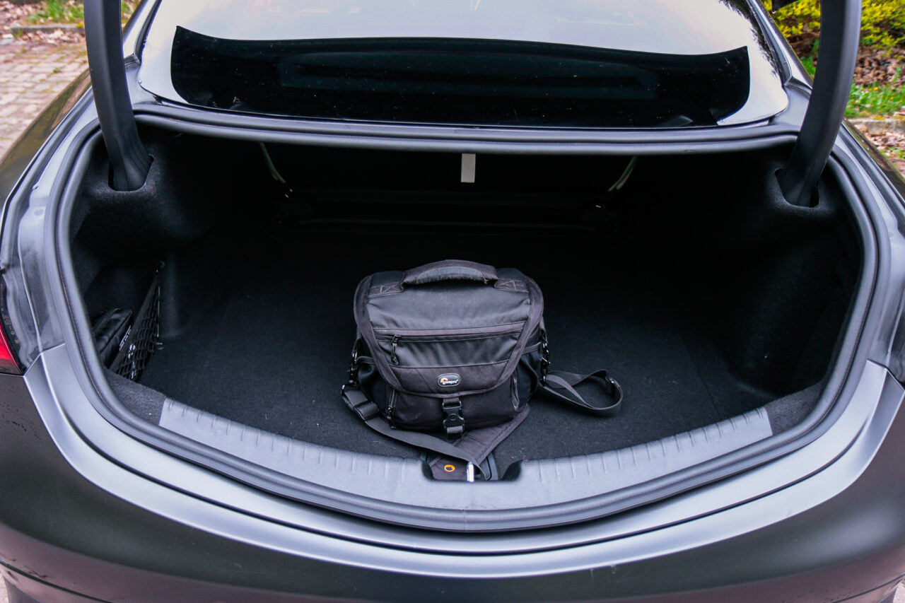 Bagaznik samochodu Mercedes CLE z torbą fotograficzną.