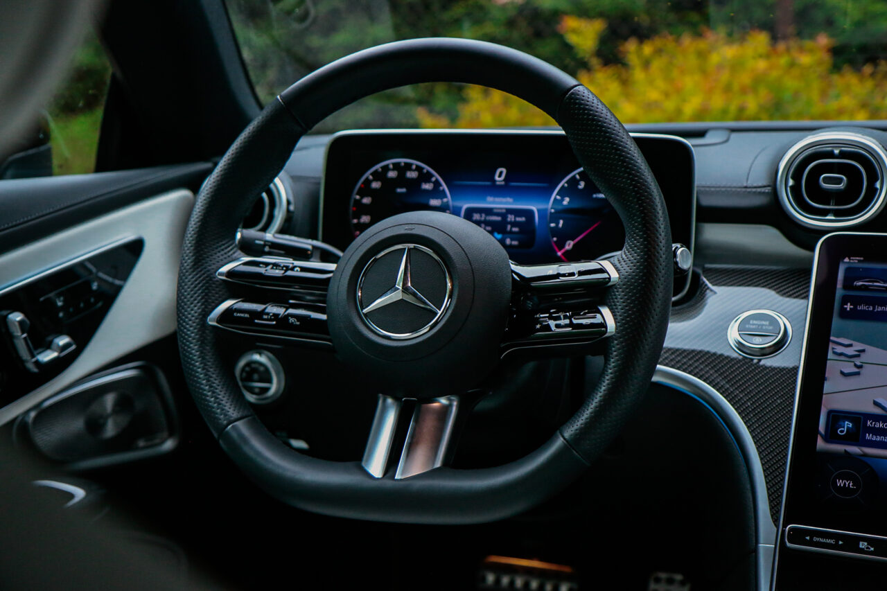 Testowane wnętrze samochodu Mercedes CLE z widokiem na kierownicę, deski rozdzielcze i system multimedialny.