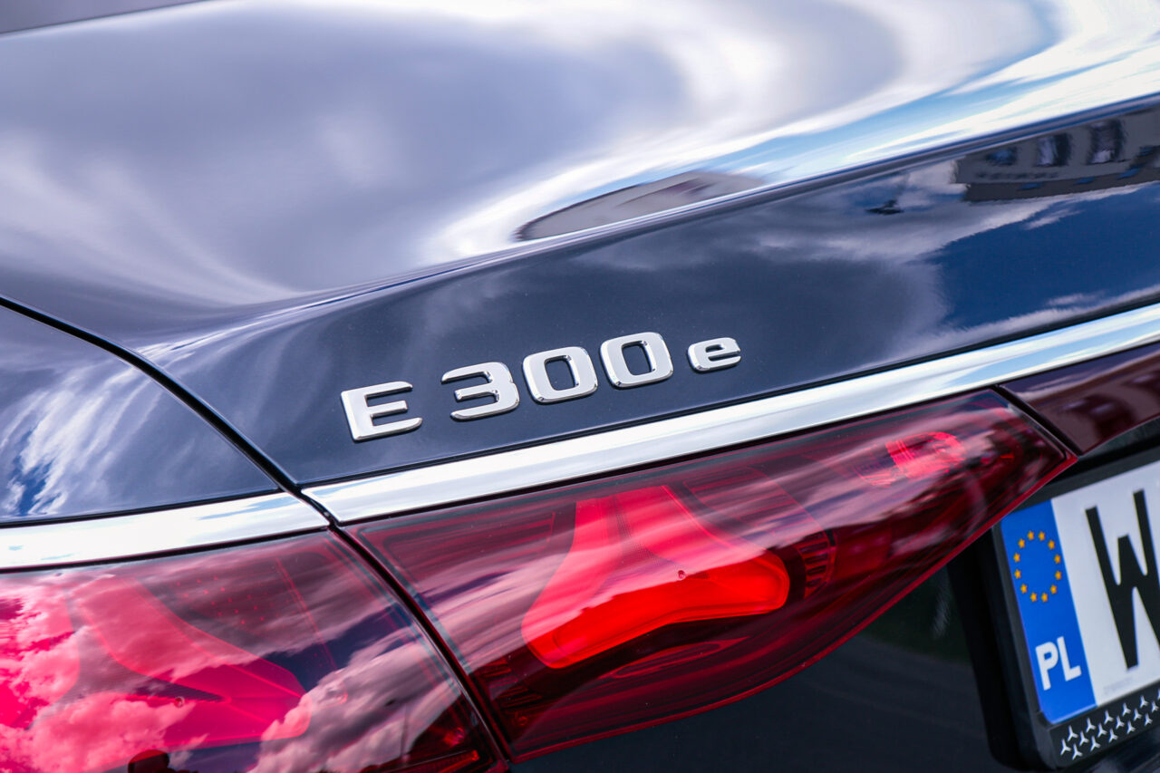 Zbliżenie na oznaczenie modelu E 300e na tylnej klapie samochodu Mercedes Klasy E.