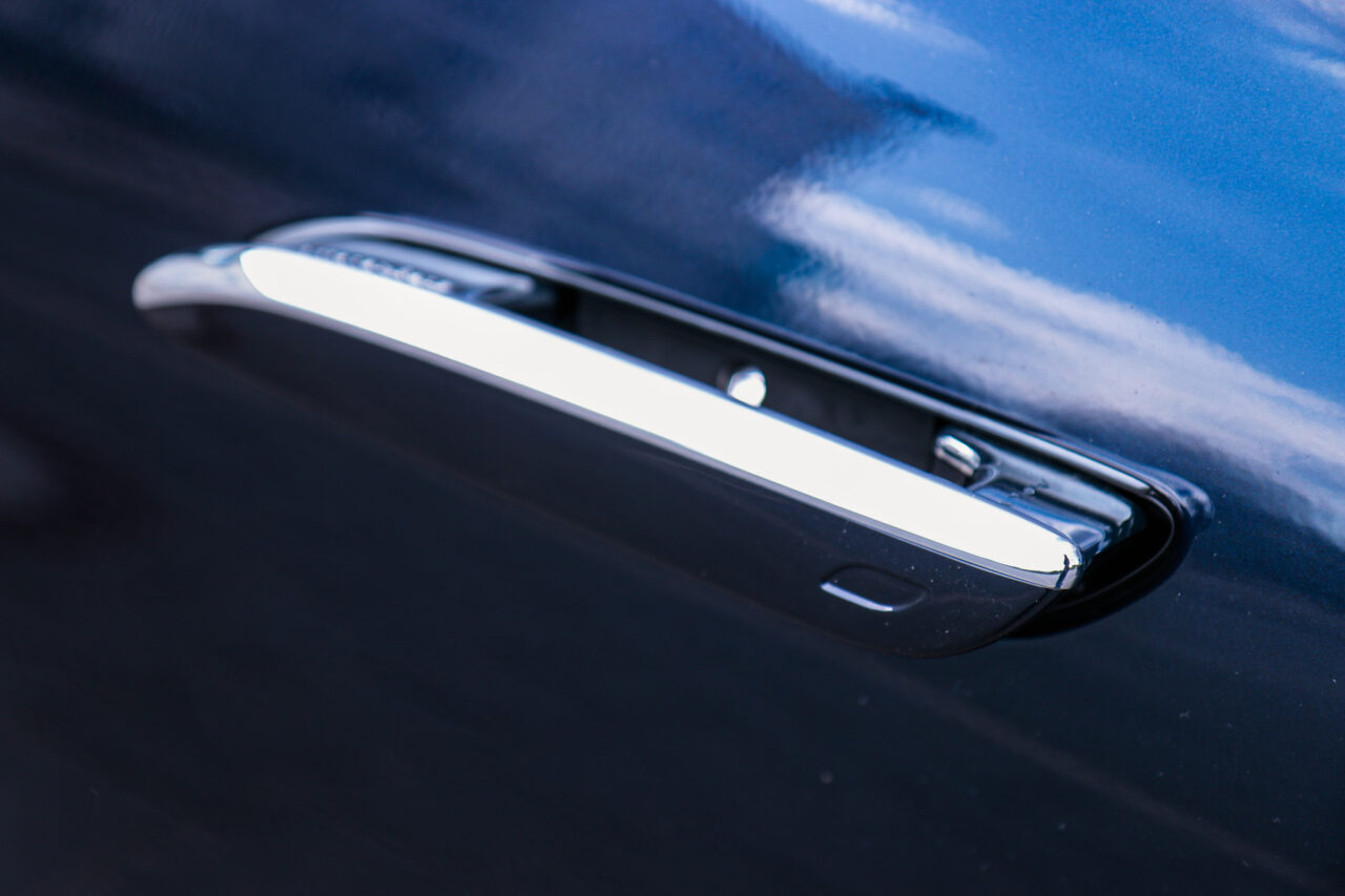 Testowana klamka drzwiowa Mercedes Klasy E na zdjęciu zbliżeniowym.
