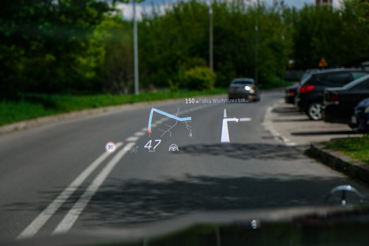 Testowanie nowoczesnych systemów nawigacji podczas jazdy Mercedesem Klasy E na przykładzie Head Up Display
