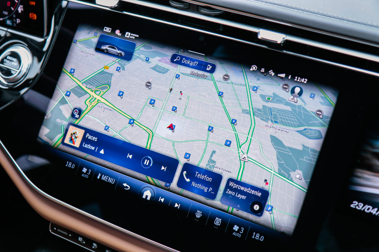 Ekran nawigacyjny w teście Mercedesa klasy E pokazujący mapę z aktywnymi trasami.