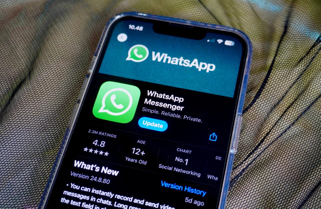 Aplicativo WhatsApp na tela do smartphone, botão de atualização visível e informações sobre o aplicativo.