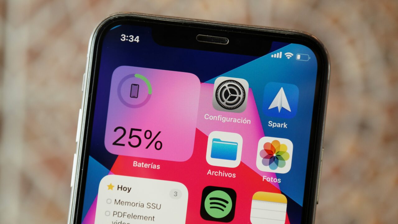 Ekran smartfona Apple z pokazanymi ikonami i widżetami.