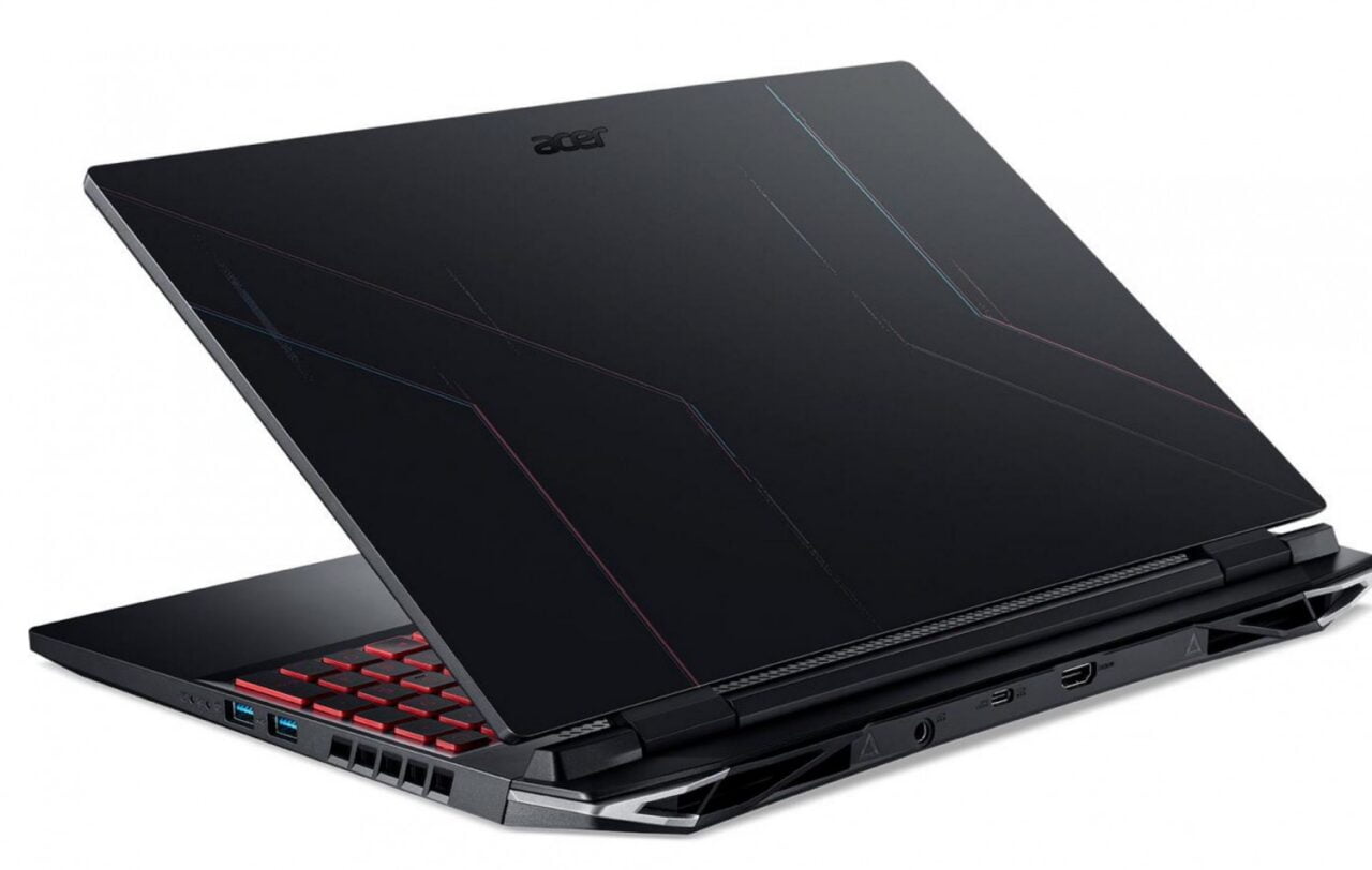 Czarny laptop gamingowy marki Acer z podświetlaną klawiaturą w kolorze czerwonym i charakterystycznymi, kolorowymi liniami na pokrywie.
