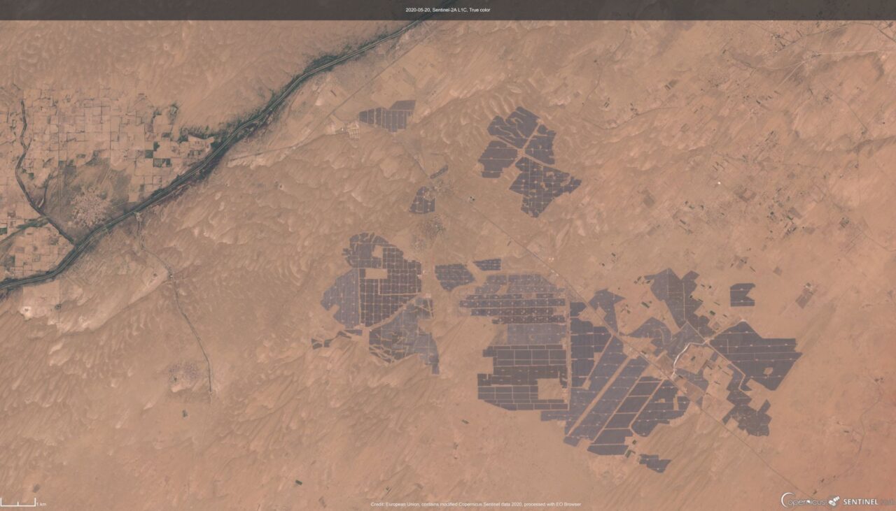 Elektrownia słoneczna Bhadla Solar Park w Indiach. Zdjęcie satelitarne przedstawiające farmę słoneczną w pustynnym regionie.