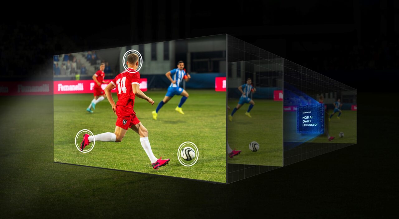 Przykład skalowania 8K z AI. Mecz piłki nożnej, zawodnik w czerwonym stroju z numerem 14, biegnie za piłką, zawodnik w niebiesko-białym stroju w tle, napis "SAMSUNG NQ8 AI Gen3 Processor".