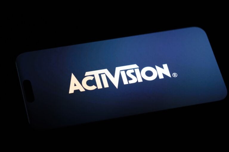 Logo Activision na ekranie telefonu.