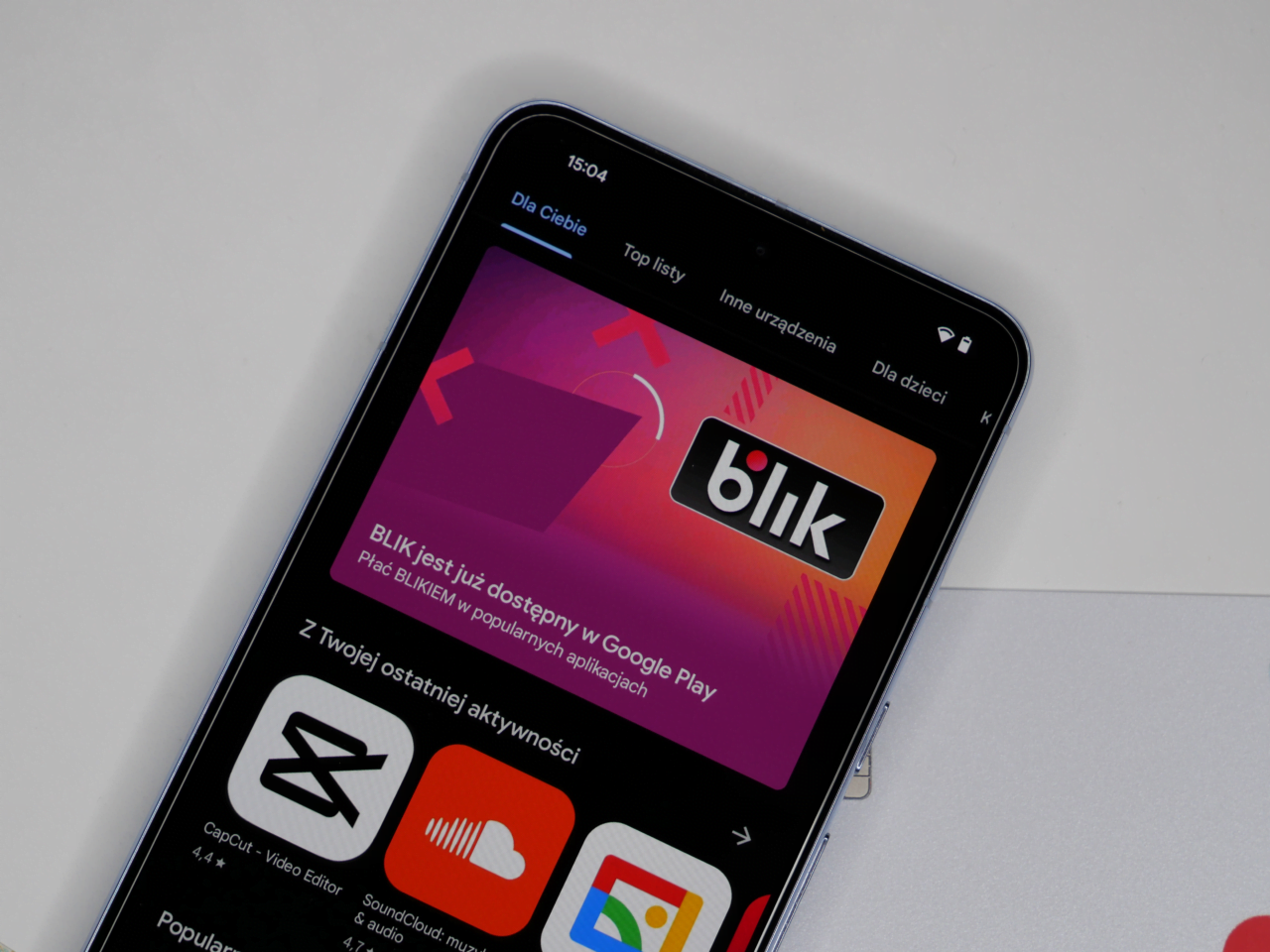 Smartfon wyświetlający ekran Google Play z aplikacją BLIK