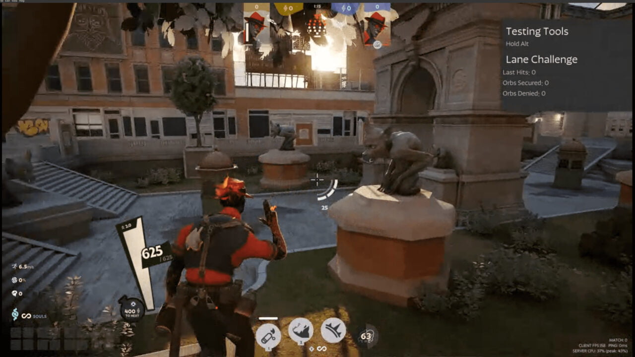 Postać w grze wideo Deadlock  biegnąca przez dziedziniec z rzeźbami, w tle budynek z oknami.