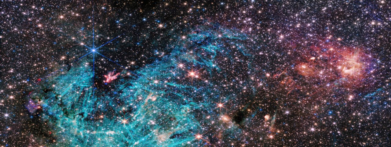 Zdjęcie kolorowej mgławicy pełnej gwiazd.
