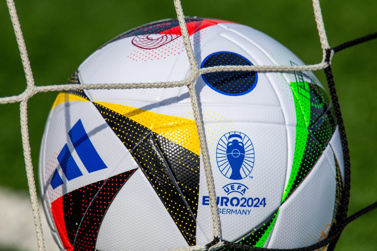 Piłka nożna UEFA Euro 2024 w siatce bramki.