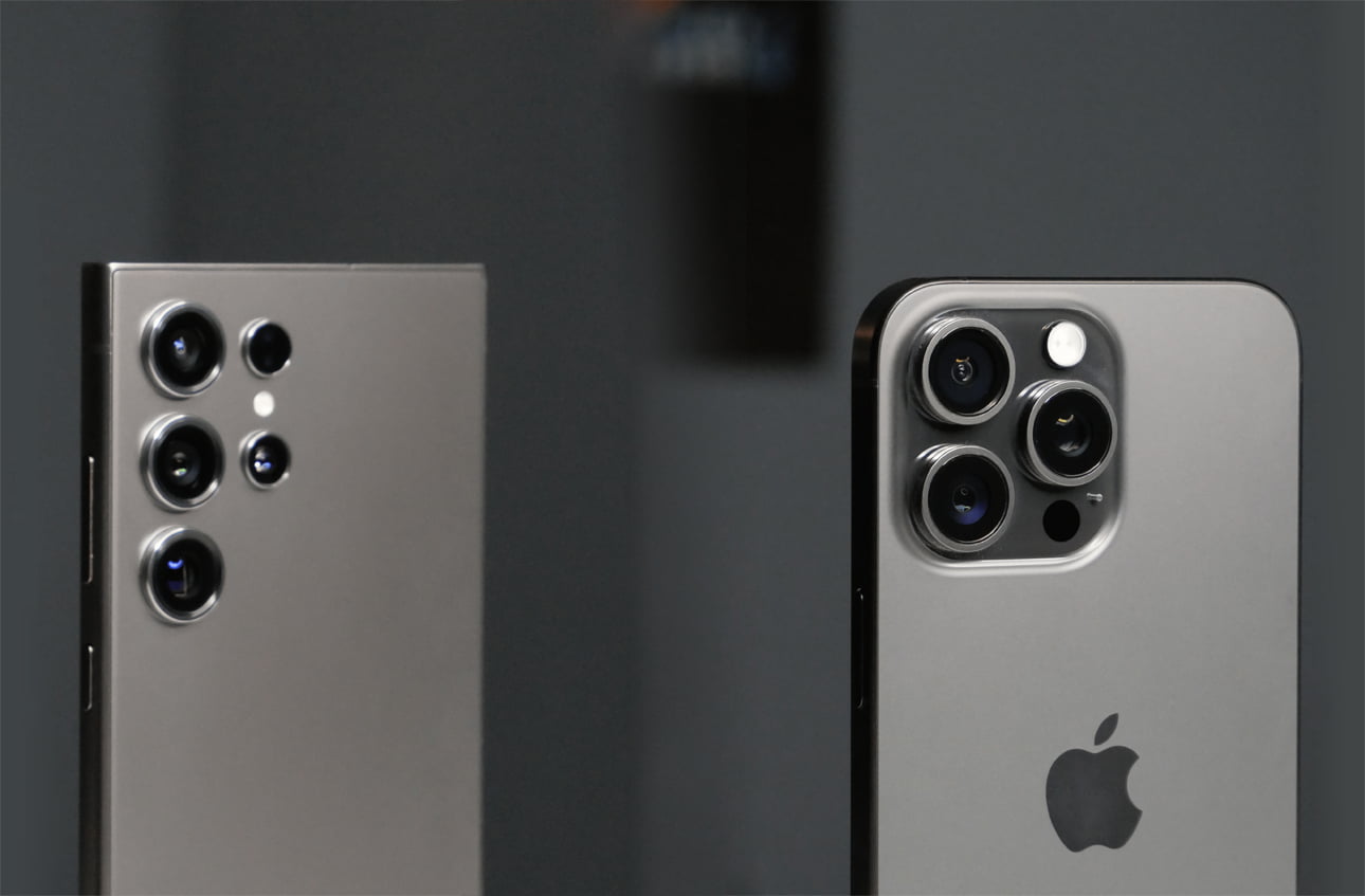 Dwa smartfony z aparatem o wielu obiektywach, jeden z logo Apple, drugi w srebrnym kolorze.