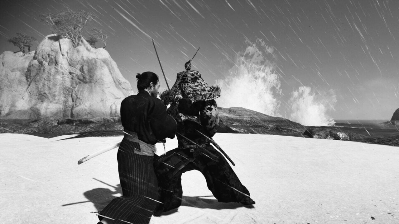 Dwóch samurajów walczących na plaży podczas sztormu, czarno-białe.