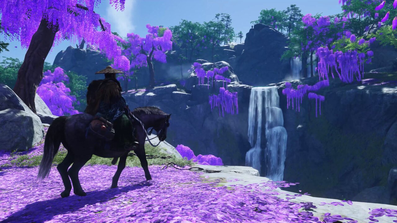 Jeździec na koniu stojący na skraju klifu wśród fioletowych drzew, z widokiem na wodospad.