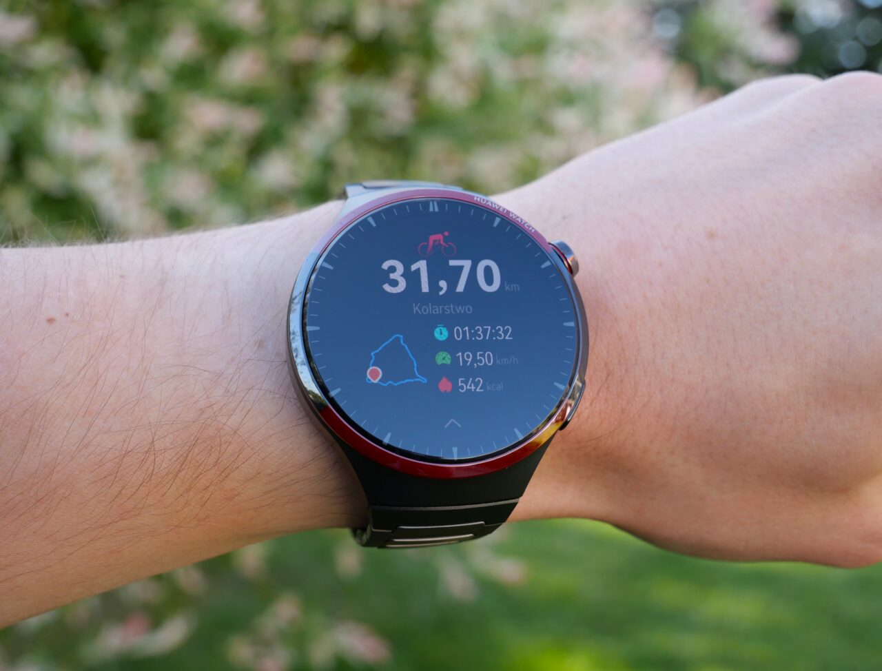 Zbliżenie na smartwatch na nadgarstku z włączonym trybem kolarskim.