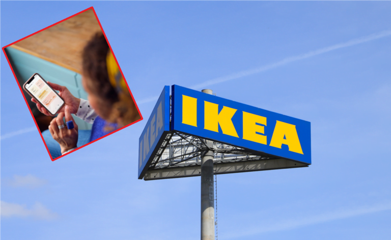 Reklama IKEA z dużym znakiem sklepowym oraz osobą przeglądającą aplikację IKEA na smartfonie.