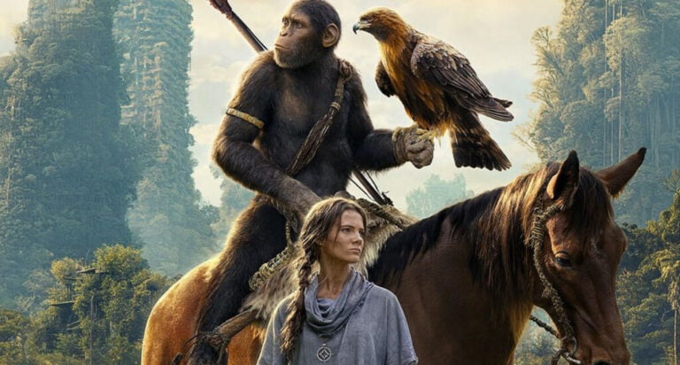 Małpa wojownik z kijem siedzi na koniu, obok kobieta i orzeł na przedramieniu małpy, w tle zielone, mgliste lasy i drewniane konstrukcje.