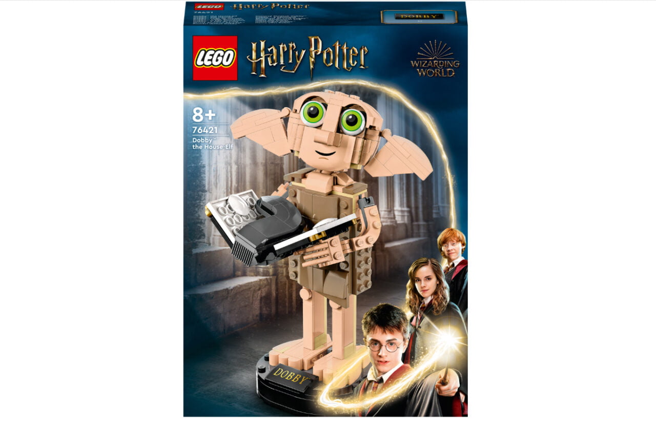 Model LEGO przedstawiający Skrzata Domowego Dobby'ego z serii Harry Potter, trzymający gazetę, na tle opakowania z postaciami z filmu.
