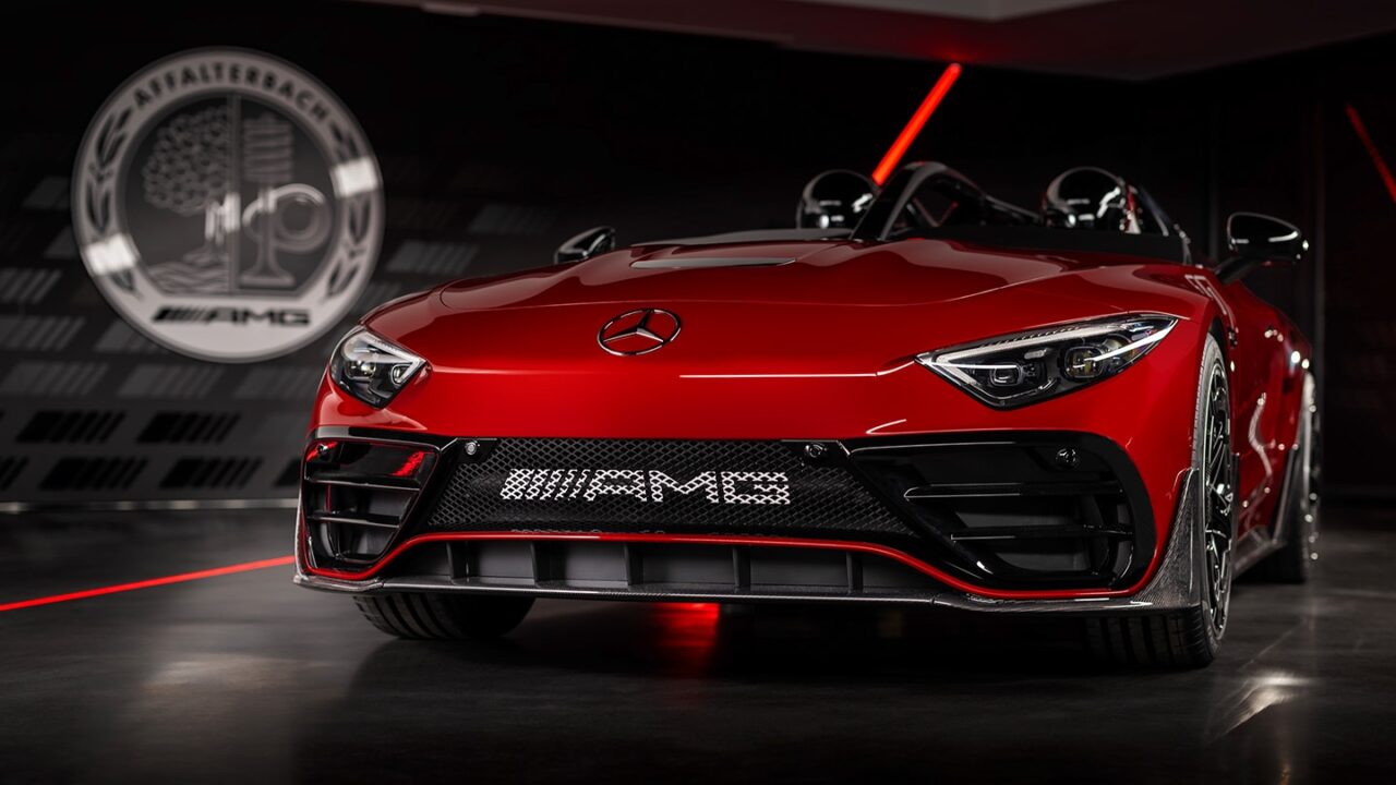 Czerwony samochód sportowy Mercedes-AMG z przodu, na ciemnym tle.