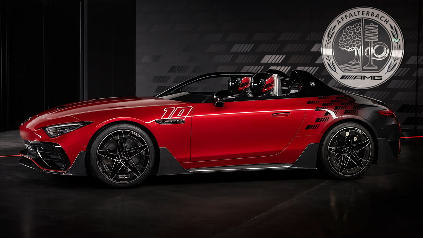 Czerwony samochód sportowy z otwartym dachem, czarnymi felgami i napisami "10" na drzwiach, w tle logo AMG.
