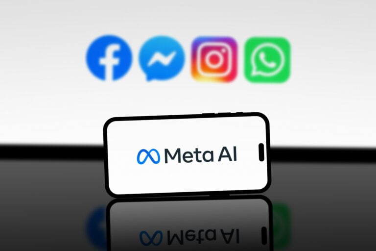 Logo Meta AI na ekranie telefonu, w tle ikony Facebook, Messenger, Instagram i WhatsApp.