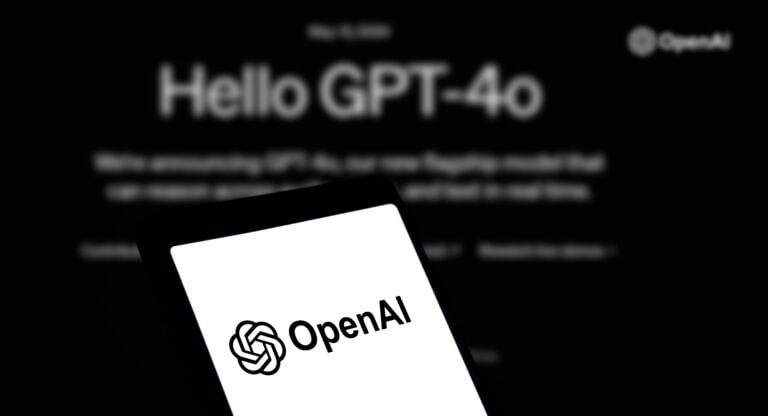 Logo OpenAI na ciemnym tle z napisem "Hello GPT-4.0" w tle.