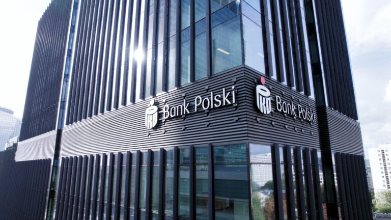 Budynek PKO Bank Polski z logo na fasadzie.