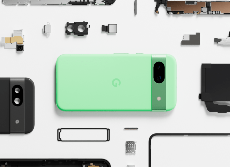 Zielony smartfon wraz z rozebranymi częściami elektronicznymi różnych urządzeń rozmieszczonymi na białym tle.