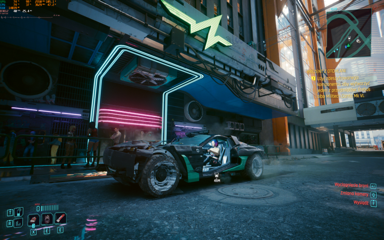 Gra Cyberpunk 2077 przedstawiająca pojazd w futurystycznym mieście, z główną postacią siedzącą w aucie i neonowymi znakami w tle.