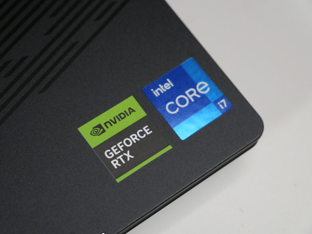 Naklejki Nvidia GeForce RTX i Intel Core i7 na obudowie laptopa.