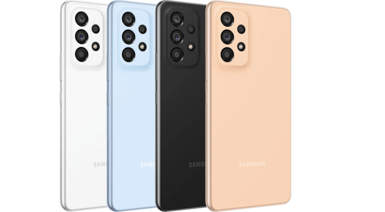 Cztery smartfony Samsung w kolorach: białym, niebieskim, czarnym i brzoskwiniowym, pokazane od tyłu z widocznymi aparatami.