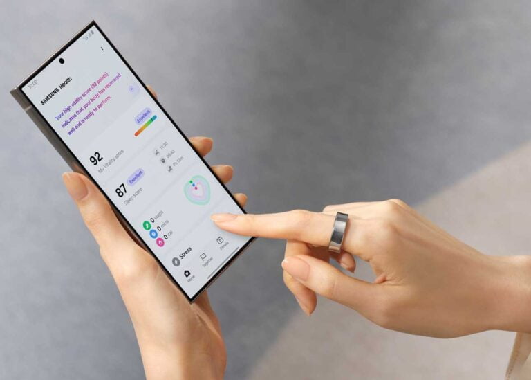 Osoba trzyma w dłoni smartfon i używa aplikacji Samsung Health. Na palcu Samsung Galaxy Ring.