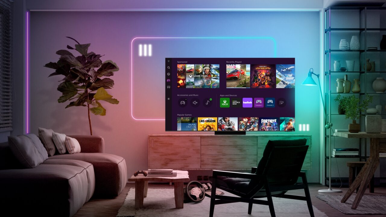 Nowoczesny salon z oświetleniem LED, sofą, stolikiem, krzesłem i dużym ekranem pokazującym interfejs gier wideo.