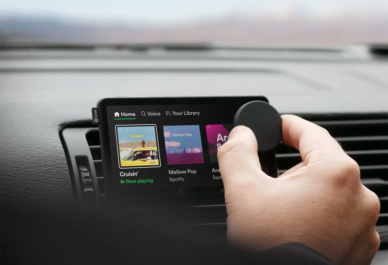 Osoba używająca interfejsu Spotify Car Thing w samochodzie.