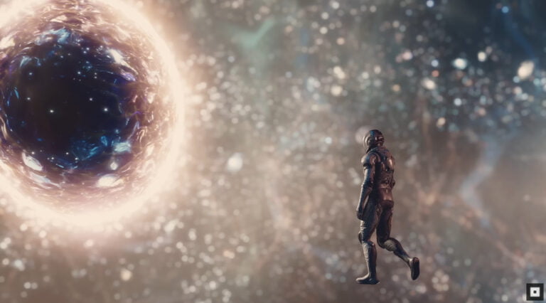 Kadr z gry Starfield. Postać w futurystycznym stroju biegnie w kosmicznym otoczeniu obok wielkiego, lśniącego obiektu przypominającego portal.