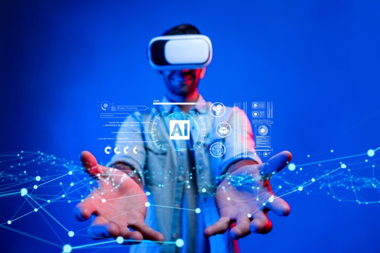 Mężczyzna z nałożonymi goglami wirtualnej rzeczywistości, wyciągający dłonie do przodu, które są połączone cyfrowymi liniami i interfejsem przywołującym sztuczną inteligencję, na niebieskim tle.