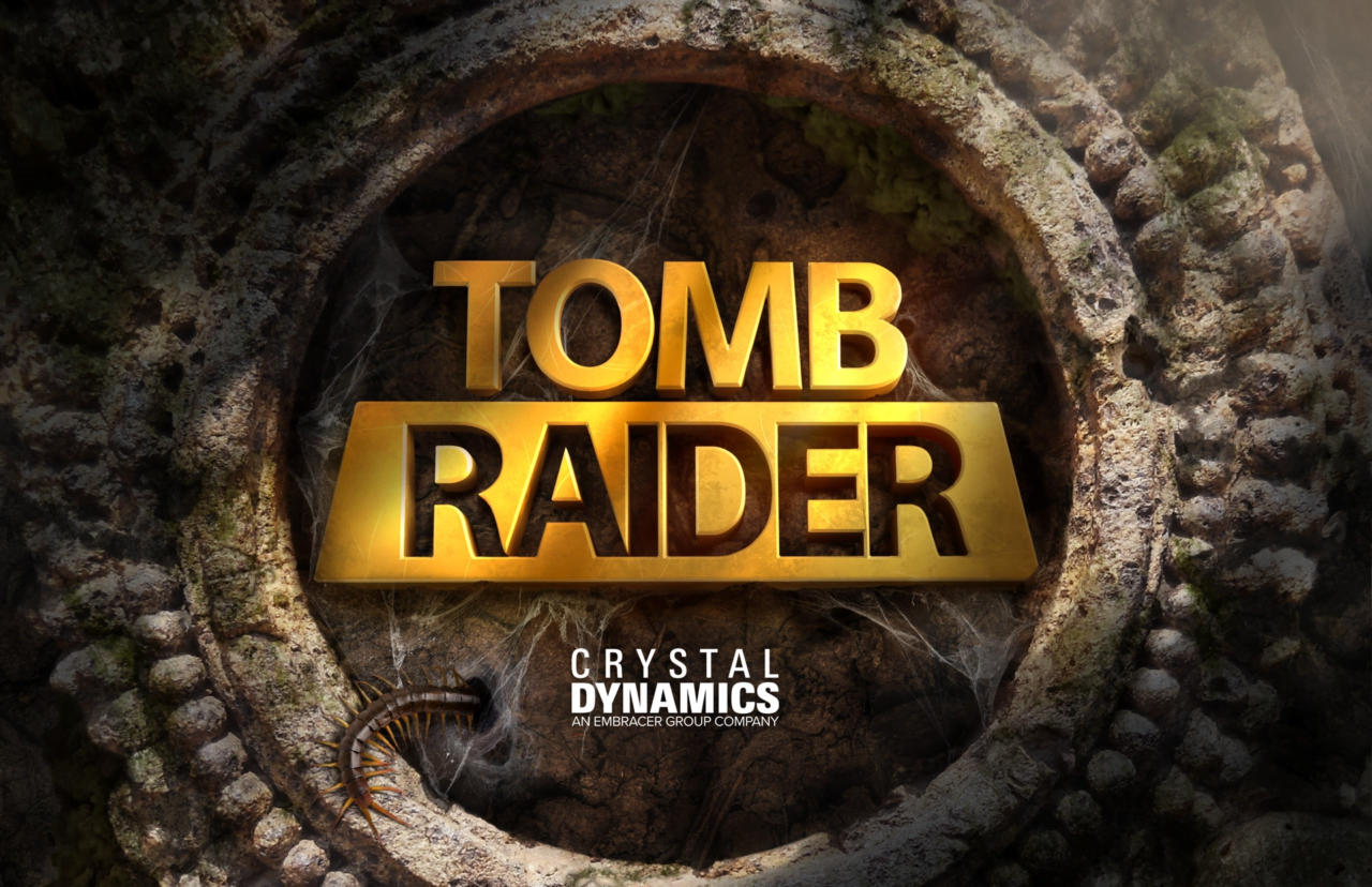 Logo Tomb Raider w złotej kolorystyce, na tle kamiennego okręgu z pajęczynami i skolopendromorfą, z napisem Crystal Dynamics: An Embracer Group Company na dole.