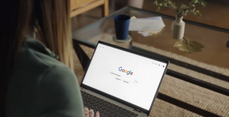 Kobieta korzystająca z laptopa i wyszukująca w Google. Google wyszukiwarka