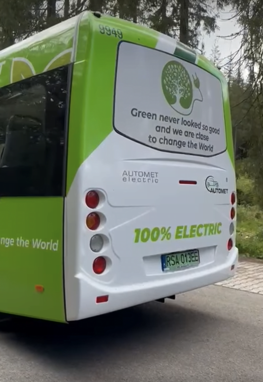 Elektryczny bus nad Morskie Oko ze sloganem „Green never looked so good and we are close to change the World” oraz napisem „100% ELECTRIC”.