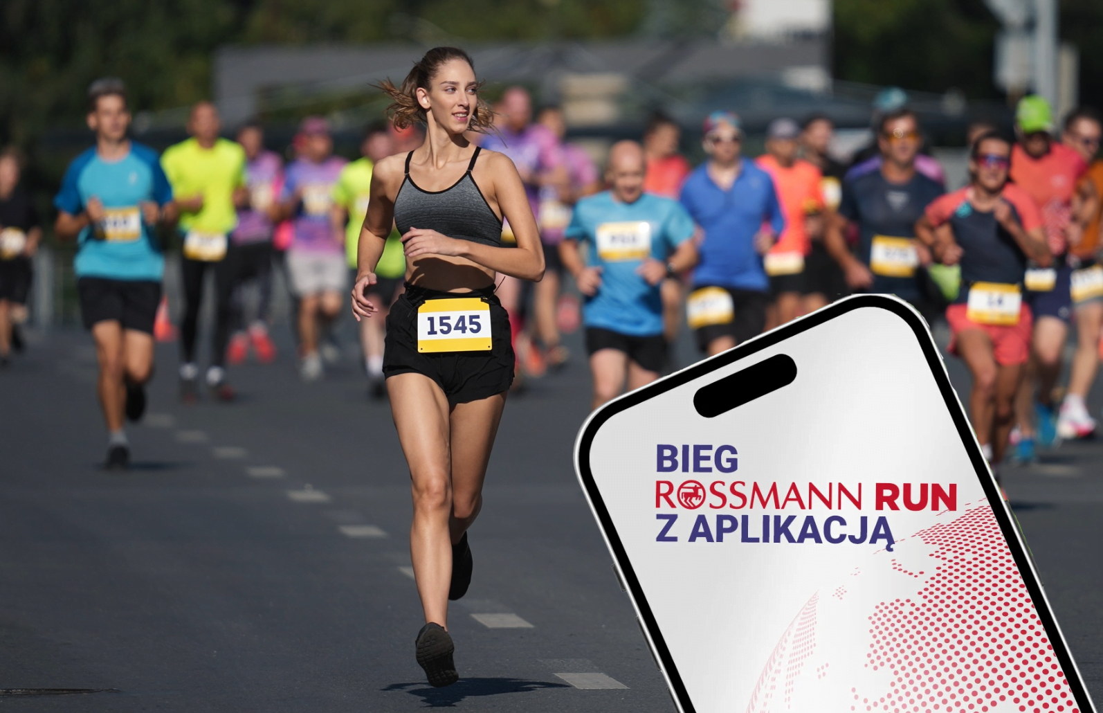 Grupa biegaczy w biegu ulicznym, na pierwszym planie kobieta z numerem 1545. W prawym dolnym rogu grafika z tekstem "Bieg Rossmann Run z aplikacją".